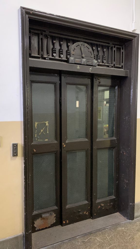 神奈川県庁本庁舎の気になるドア